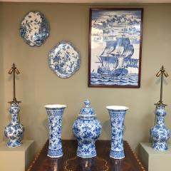 An important and large Dutch Delft garniture set of three vases - 4569164