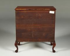 An important and rare chest with exceptional cabriole legs - 3505359