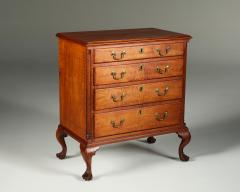 An important and rare chest with exceptional cabriole legs - 3505360