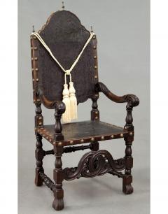 Antique Portugese Chair in Carved Wood and Embossed Leather - 273111