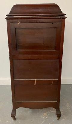 Antique VictorLA Model VV XI Phonograph in Queen Anne Style Mahogany Cabinet - 3300000