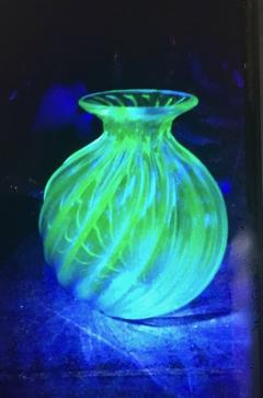 Archimede Seguso Murano Swirled Uranium Glass Vase Signed by Archimide Seguso - 4160848