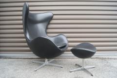 Arne Jacobsen Black Leather Egg Chair and Ottoman by Arne Jacobsen for Fritz Hansen - 695672