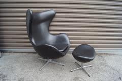 Arne Jacobsen Black Leather Egg Chair and Ottoman by Arne Jacobsen for Fritz Hansen - 695674