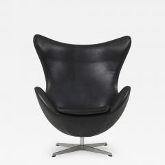 Arne Jacobsen Black leather Egg chair by Arne Jacobsen for Fritz Hansen 2009 - 1217200