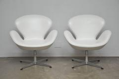 Arne Jacobsen Early Model Swan Chairs by Arne Jacobsen Swivel Tilt - 521065