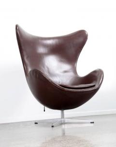 Arne Jacobsen Pair of Dark Brown Egg Chairs by Arne Jacobsen - 456104