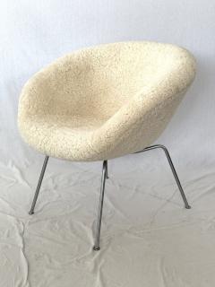 Arne Jacobsen Pot Chair Upholstered in Sheepskin Shearling - 3915569