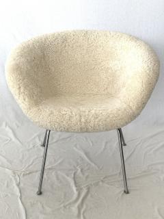 Arne Jacobsen Pot Chair Upholstered in Sheepskin Shearling - 3915570