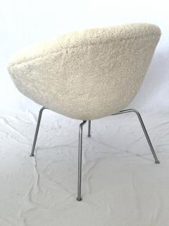 Arne Jacobsen Pot Chair Upholstered in Sheepskin Shearling - 3915572