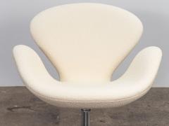 Arne Jacobsen Swan Chair in Knoll Pearl Boucle - 2892300