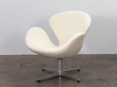 Arne Jacobsen Swan Chair in Knoll Pearl Boucle - 2892301
