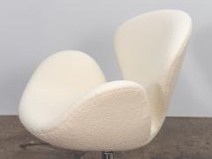 Arne Jacobsen Swan Chair in Knoll Pearl Boucle - 2892302