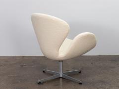 Arne Jacobsen Swan Chair in Knoll Pearl Boucle - 2892303
