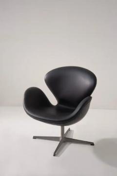 Arne Jacobsen Swan chair by Arne Jacobsen for Fritz Hansen in black leather label present - 3981420