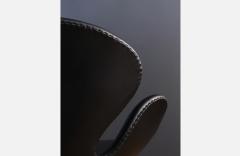 Arne Jacobsen Vintage Arne Jacobsen Black Leather Swan Chair for Fritz Hansen - 3499924