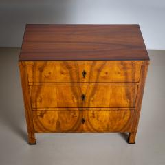 Biedermeier Chest of Drawers in Walnut circa 1820 - 4432123