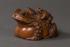 Boxwood Carving of a Frog with Baby Frogs - 333470