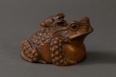 Boxwood Carving of a Frog with Baby Frogs - 333472