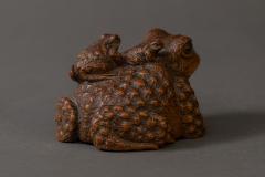 Boxwood Carving of a Frog with Baby Frogs - 333473