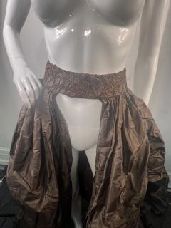 CAROLINA HERRERA DRAMATIC CAROLINA HERRERA BROWN TAFFETA SKIRT WITH EMBROIDERED WAISTBAND - 3746367