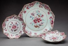 CHINESE EXPORT LARGE LOTUS SHAPED PLATE AND TWO MATCHING SAUCERS - 1052186