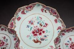 CHINESE EXPORT LARGE LOTUS SHAPED PLATE AND TWO MATCHING SAUCERS - 1052187