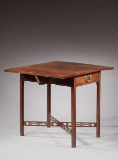 CHIPPENDALE PEMBROKE TABLE WITH PIERCED STRETCHERS - 4636096