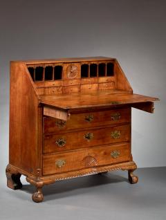 CHIPPENDALE SLANT FRONT DESK WITH CARVED SHELLS ON ITS LID AND BASE - 3027535