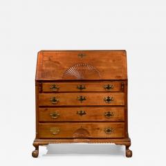 CHIPPENDALE SLANT FRONT DESK WITH CARVED SHELLS ON ITS LID AND BASE - 3047563