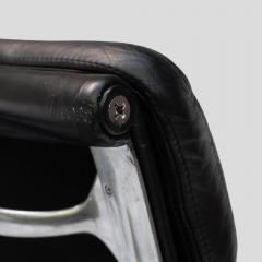 Charles Eames Charles Eames design soft pad for Vitra black leather chair - 4415357