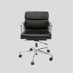 Charles Eames Charles Eames design soft pad for Vitra black leather chair - 4415358
