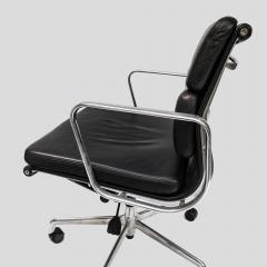 Charles Eames Charles Eames design soft pad for Vitra black leather chair - 4415361