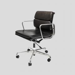 Charles Eames Charles Eames design soft pad for Vitra black leather chair - 4415364