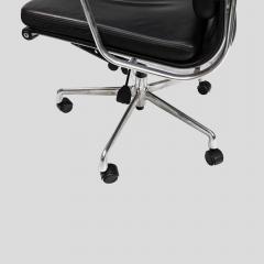 Charles Eames Charles Eames design soft pad for Vitra black leather chair - 4415366
