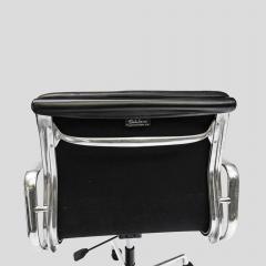 Charles Eames Charles Eames design soft pad for Vitra black leather chair - 4415373