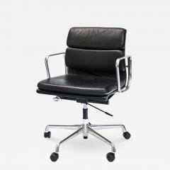 Charles Eames Charles Eames design soft pad for Vitra black leather chair - 4419268