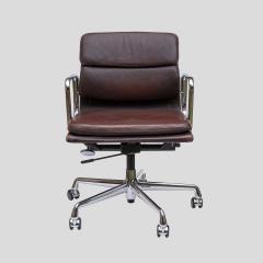Charles Eames Charles Eames design soft pad for Vitra brown leather chair - 4277427