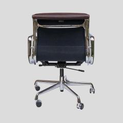 Charles Eames Charles Eames design soft pad for Vitra brown leather chair - 4277428