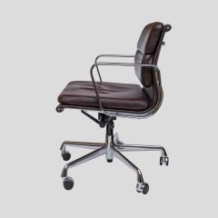 Charles Eames Charles Eames design soft pad for Vitra brown leather chair - 4277429