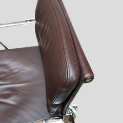 Charles Eames Charles Eames design soft pad for Vitra brown leather chair - 4277430