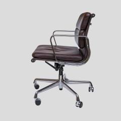 Charles Eames Charles Eames design soft pad for Vitra brown leather chair - 4277432