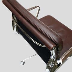 Charles Eames Charles Eames design soft pad for Vitra brown leather chair - 4277433