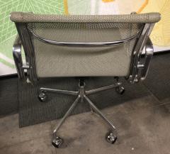 Charles Eames Eames for Herman Miller Aluminium Group Chair in Gray Mesh - 741394