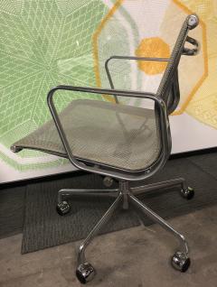 Charles Eames Eames for Herman Miller Aluminium Group Chair in Gray Mesh - 741396