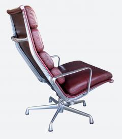 Charles Eames Eames for Herman Miller Executive Soft Pad Tilt swivel Lounge Chair and Ottoman - 1974164