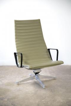 Charles Ray Eames Charles Eames Aluminum Group Lounge Chair and Ottoman for Herman Miller - 2926967
