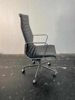 Charles Ray Eames Eames Aluminum Group Executive Chair in Black Leather - 3955243