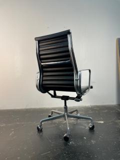 Charles Ray Eames Eames Aluminum Group Executive Chair in Black Leather - 3955284