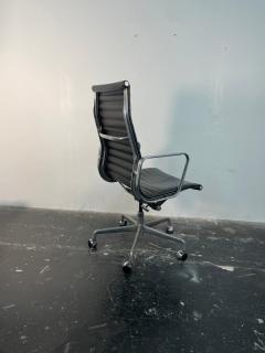 Charles Ray Eames Eames Aluminum Group Executive Chair in Black Leather - 3955285